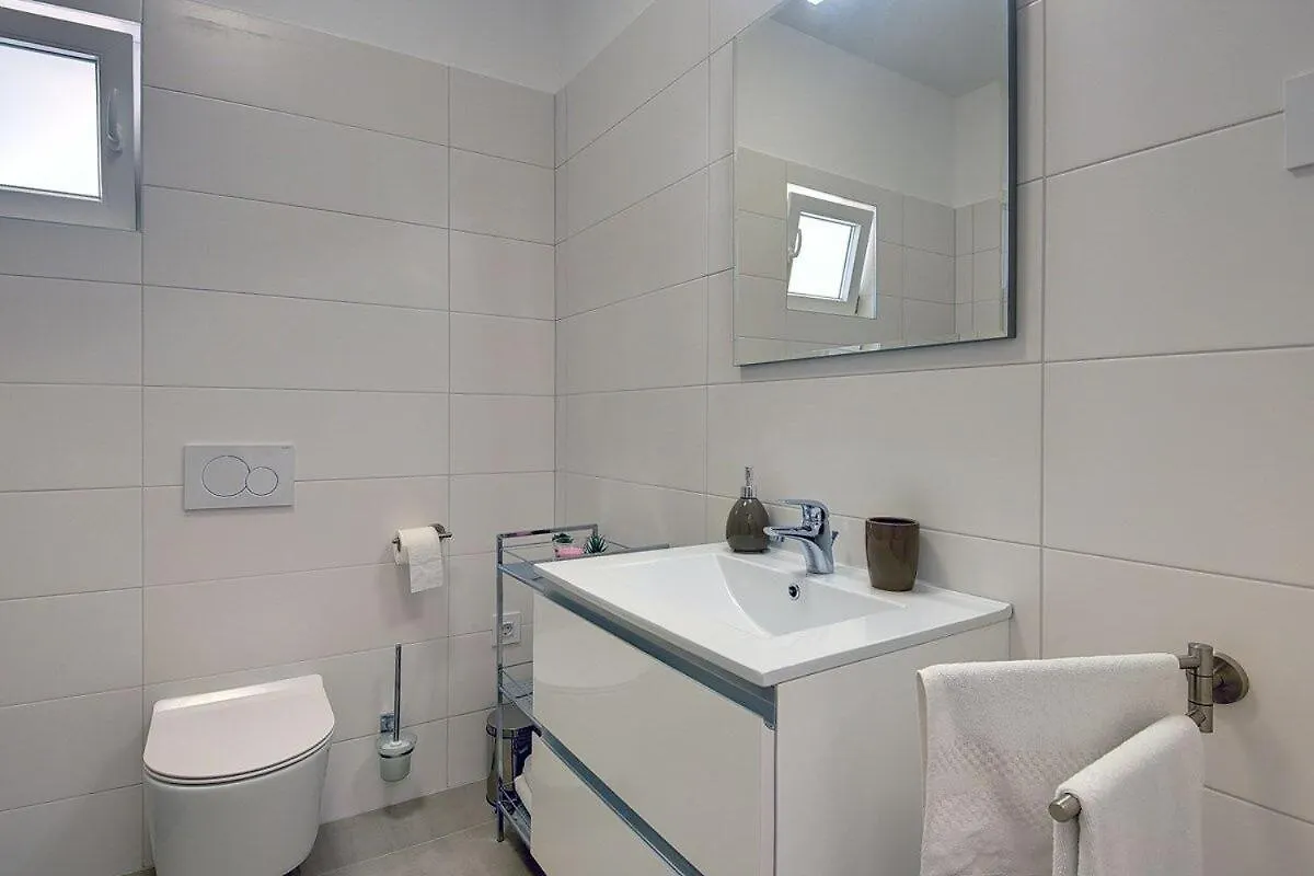 Apartment Vala Ližnjan